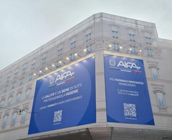 “Usiamo i farmaci in modo responsabile”. A Roma 2 maxi poster su sede Aifa in ristrutturazione