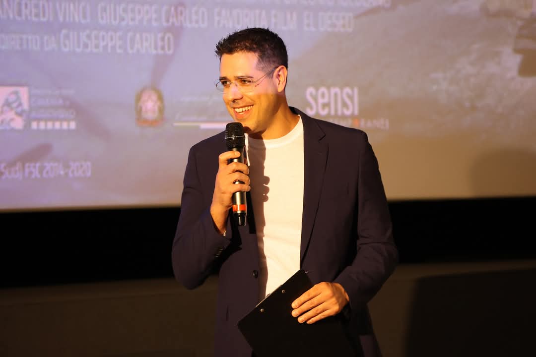 Mussomeli, il regista Giuseppe Carleo “Confrate onorario” dell’Arciconfraternita “SS. Sacramento” alla Madrice. Gli applausi dei confrati