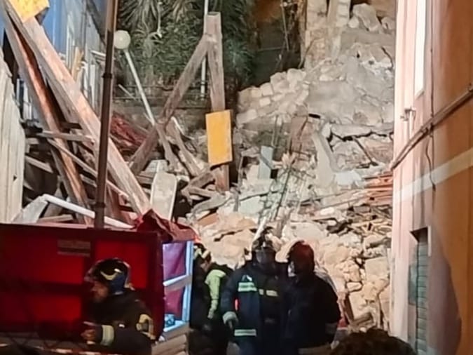 Dal crollo di un edificio a Caltanissetta all’esondazione del torrente Annunziata nel Catanese: la Sicilia nella morsa del maltempo