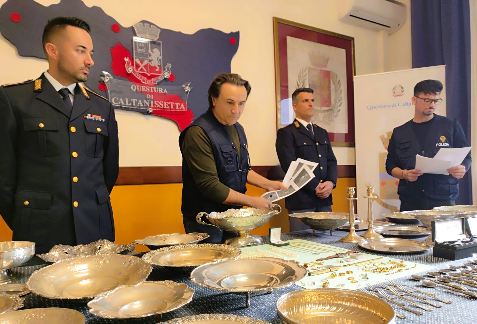 Caltanissetta, “truffa del maresciallo”: la Polizia di Stato restituisce 50mila euro di refurtiva alla vittima