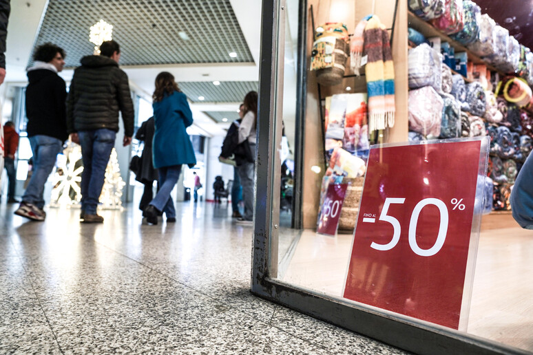Codacons "In Sicilia i saldi invernali 2025 all