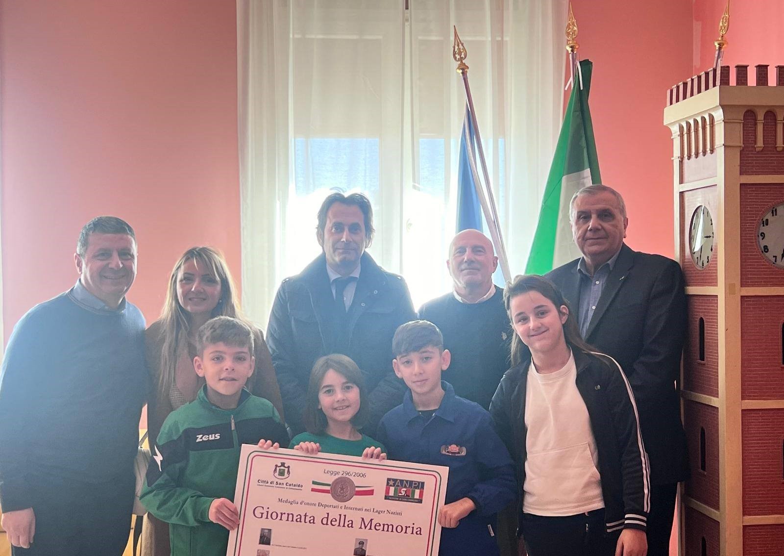 San Cataldo. Nel Giorno della Memoria donato alle scuole pannello per ricordare le vittime dei lager nazisti