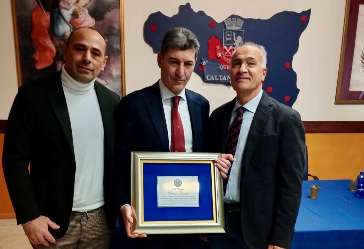 Caltanissetta. La segreteria del Siulp ha donato una targa al Capo della Polizia, Prefetto Vittorio Pisani