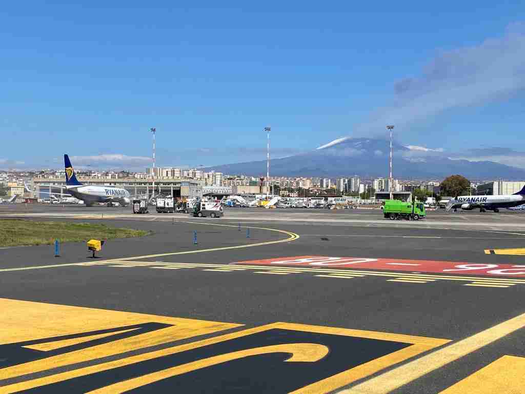 Etna. Unità di crisi della Sac: chiusi tre spazi aerei fino alle 9 di domani, ma nessuna restrizione per l’aeroporto di Catania