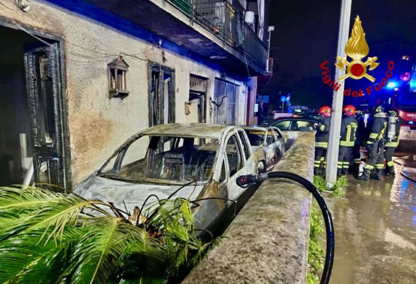 Palermo, tre persone intossicate e 20 evacuate per auto in fiamme
