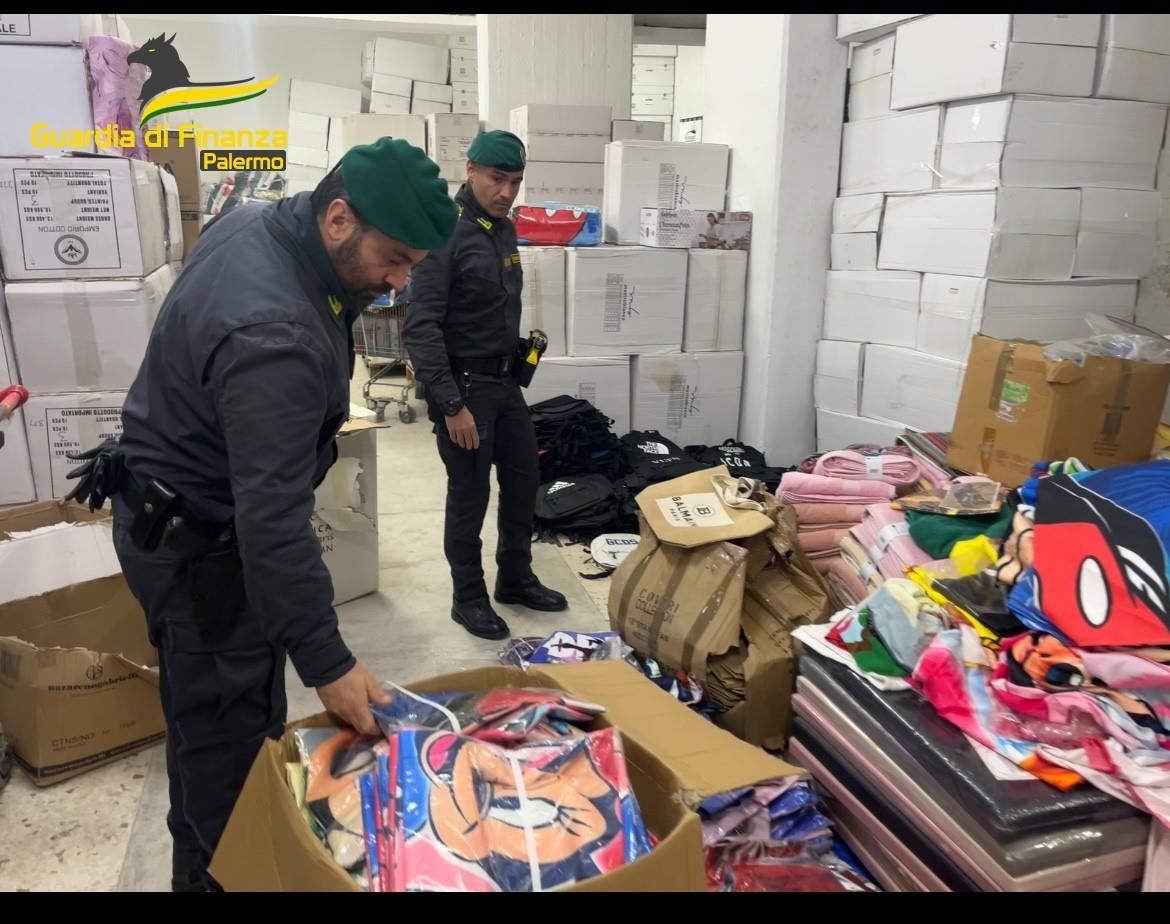 Palermo, pubblicizzavano abbigliamento e accessori contraffatti sui social e poi li vendevano nei negozi. Tre denunciati
