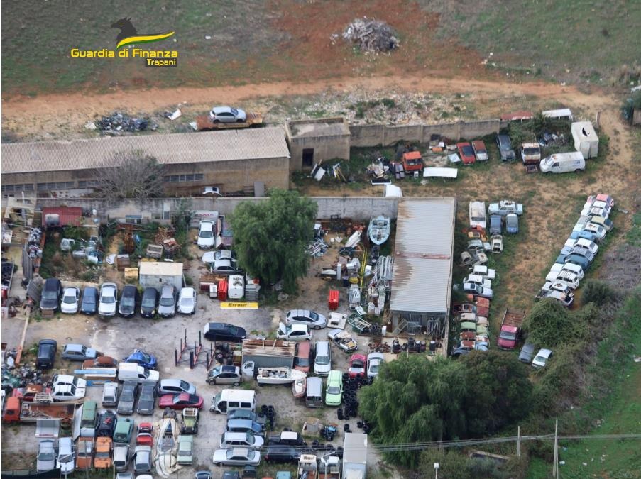 Sequestrato dalla GDF terreno nel Trapanese: era cimitero di vecchie auto