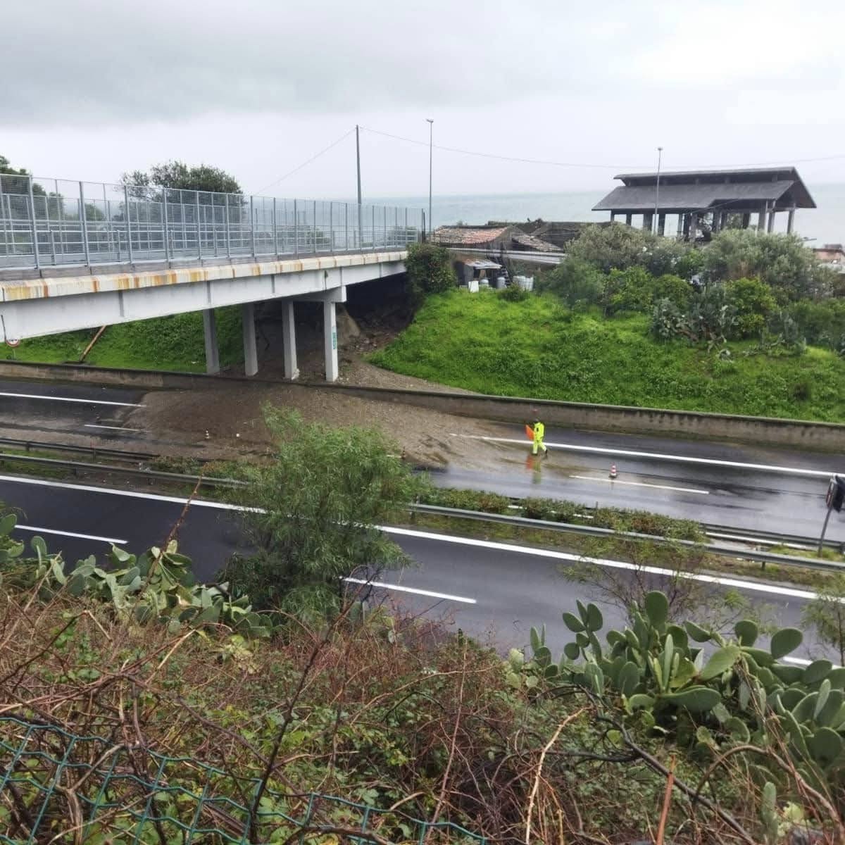 Due torrenti straripano nel Messinese e invadono SS114