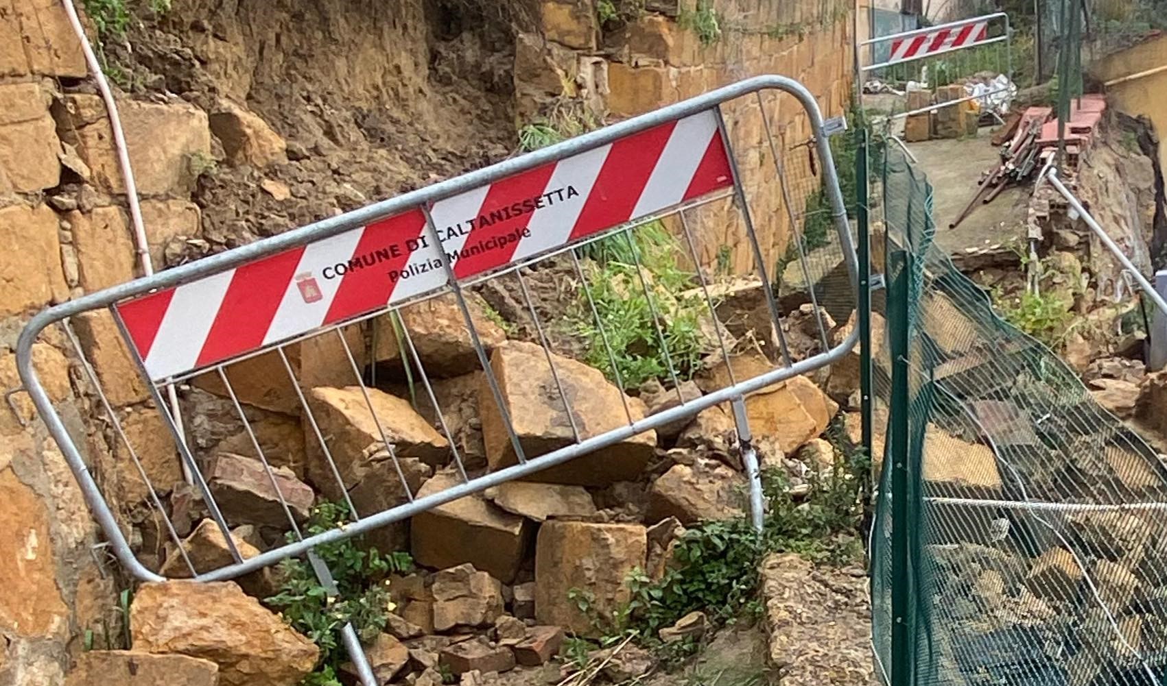 Caltanissetta. Maltempo provoca cedimento di un muro in via Xiboli: s’è reso necessario sfollare una famiglia