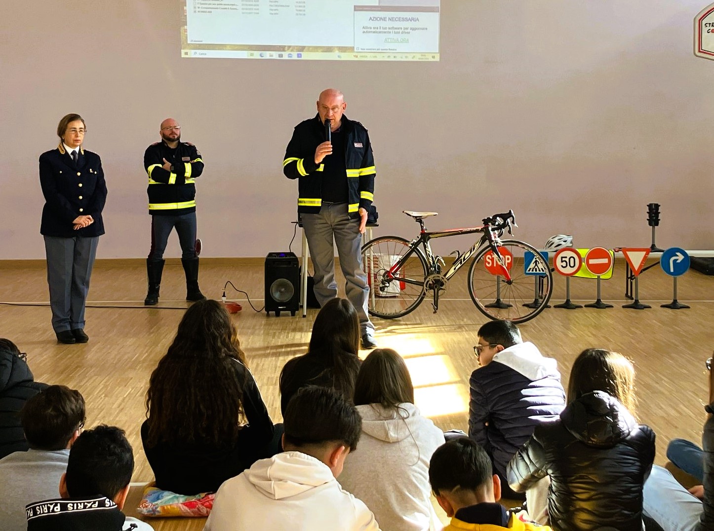 Caltanissetta. La Polizia stradale presenta progetto “Sicuri in Bicicletta” agli alunni della scuola media “Rapisardi”
