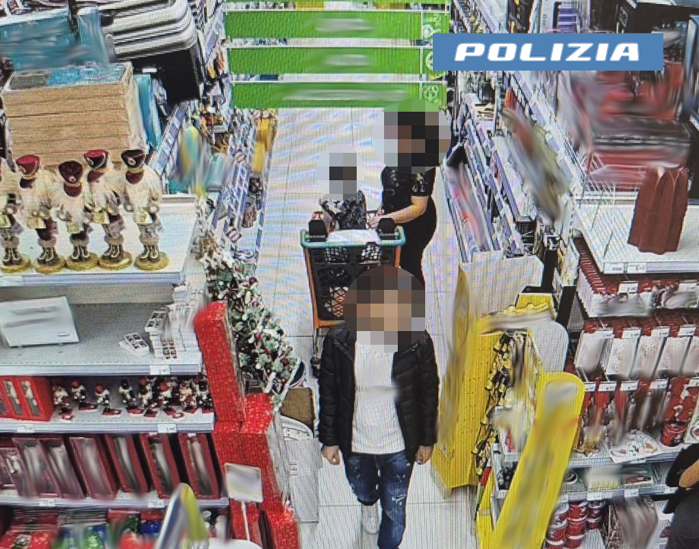 Furti in un negozio di casalinghi in un Centro Commerciale: tre denunce