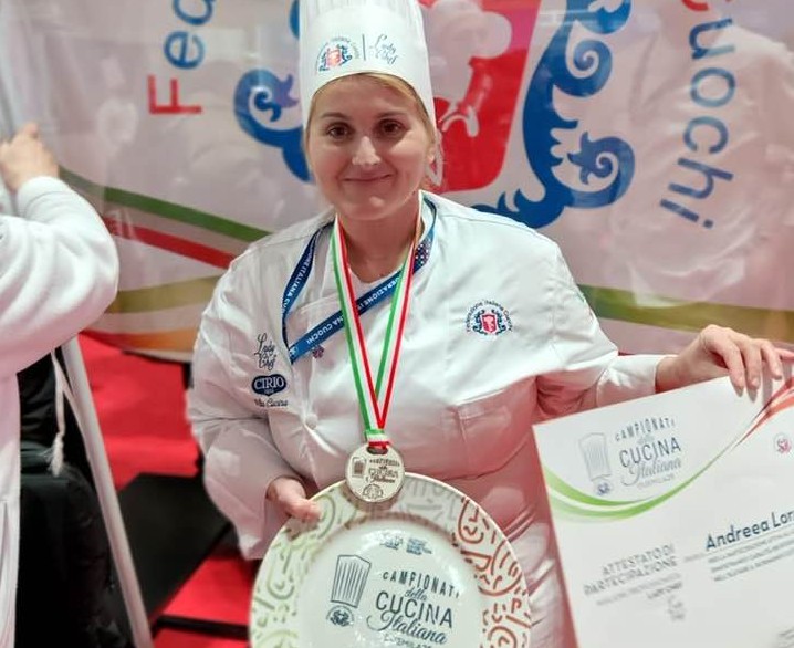 Sutera. Medaglia d’argento per lo chef Andrea Andrei ai Campionati della Cucina Italiana 2025 di Rimini