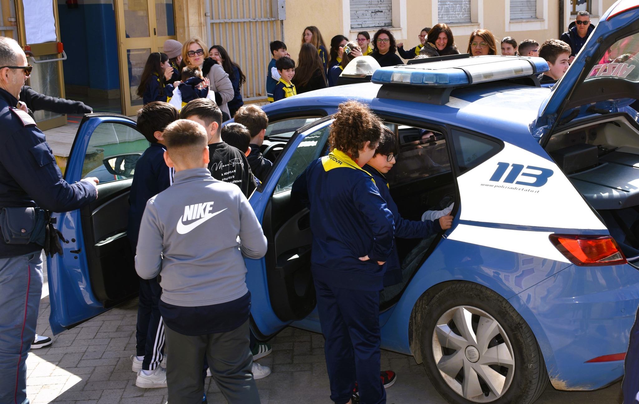 Niscemi. Tanto entusiasmo degli alunni delle scuole cittadine negli incontri con i poliziotti del Commissariato