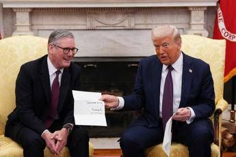 A Trump l’invito di re Carlo: la lettera consegnata dal premier Starmer