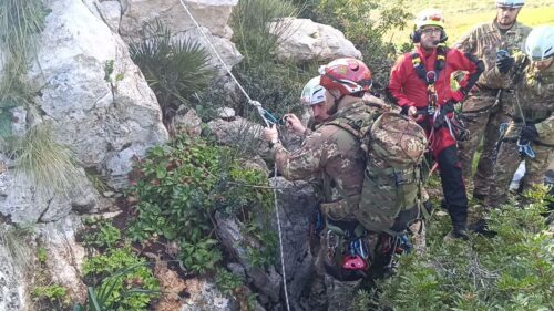 Artificieri Esercito Italiano in azione per bonifica di un residuato bellico in una grotta profonda