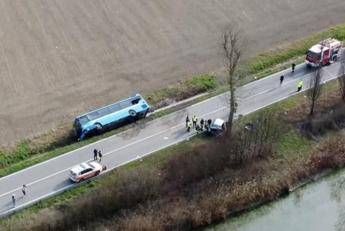 Ferrara, scontro tra auto e bus di studenti: morta donna, ferita ragazza incinta
