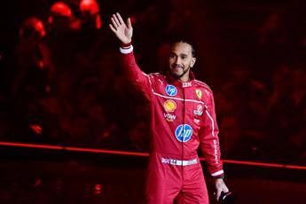 Ferrari, Hamilton e le prime parole in italiano: “Sono emozionato, sto imparando”