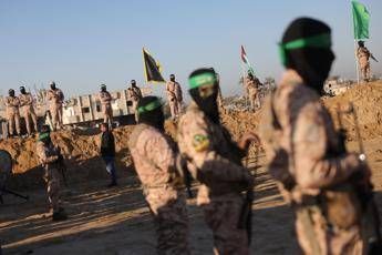 Gaza, oggi il rilascio di tre ostaggi israeliani: Hamas allestisce palco a Khan Yunis