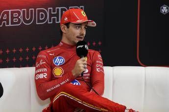 Hamilton, Leclerc e quelle foto troppo ‘serie’. Vasseur: “Charles, puoi sorridere…”