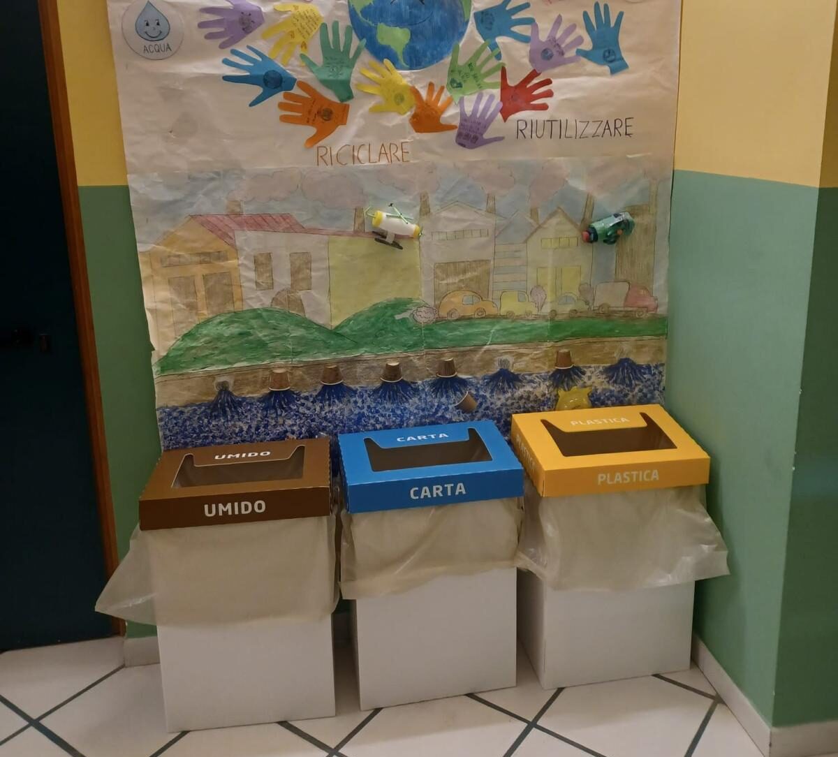 Consegnati i nuovi cestini per la raccolta differenziata nelle scuole di Riesi