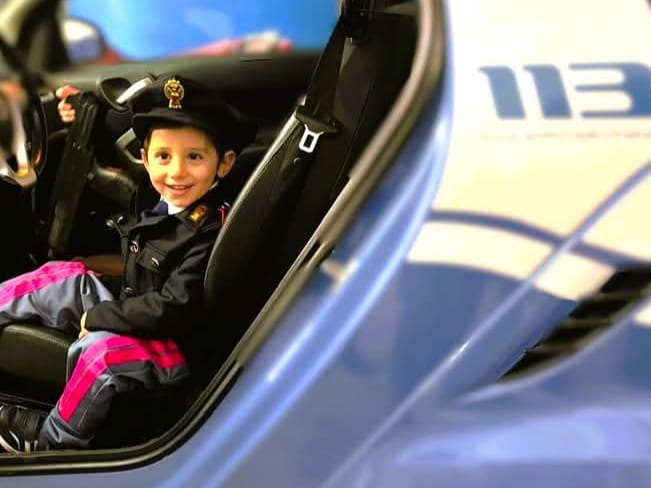 Caltanissetta. Fan della polizia di Stato, il piccolo Diego porta sorrisi e saluti agli agenti in Questura