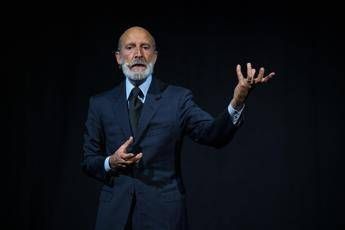 Luca Maroni celebra ‘I migliori Vini Italiani 2025’ in un viaggio ‘alla base del piacere’