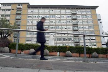 Papa, notte serena al Gemelli: “Si è alzato e ha fatto colazione in poltrona”