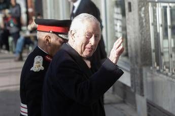 Re Carlo e l’ammirazione per i chirurghi che salvano vite in Ucraina