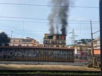 Roma, incendio in appartamento a Labaro: fiamme all’ultimo piano di una palazzina