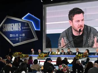 Sanremo 2025, Cattelan su Dopofestival: “Fedez non viene? Lucarelli parlerà di altre cose”