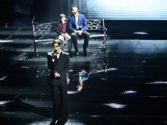 Sanremo 2025, Damiano David canta ‘Felicità’: l’omaggio a Lucio Dalla con Borghi – Video