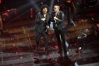 Sanremo 2025, Kekko bacia Renga dopo l’esibizione: “Quanti punti sono?”