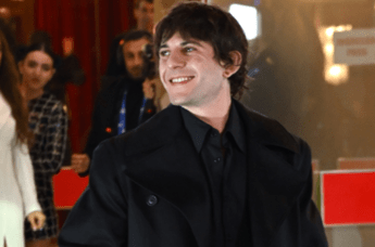 Sanremo 2025, Rkomi chi è: l’assenza del papà, il flirt con Paola Di Benedetto e il nome d’arte