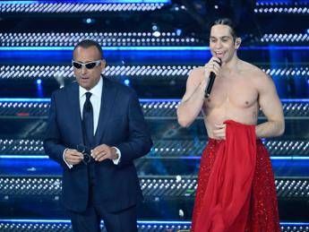 Sanremo 2025, ascolti boom per la serata cover: 13.575.000 spettatori