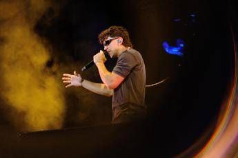 Sanremo 2025, chi è Tedua: il rapper ospite al Festival sul palco Suzuki Stage