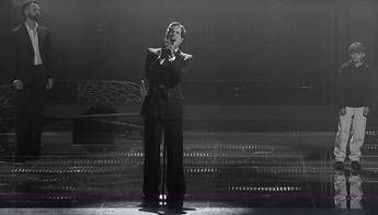 Sanremo 2025, diretta seconda serata: Damiano David omaggia Dalla, sul palco con Alessandro Borghi