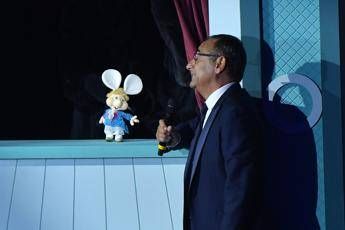 Sanremo 2025, i duetti: dalla magia Lucio Corsi-Topo Gigio all’enigma in barre di Fedez