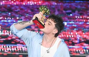 Sanremo 2025, trionfo Olly con ‘Balorda Nostalgia’: ecco il film della finale