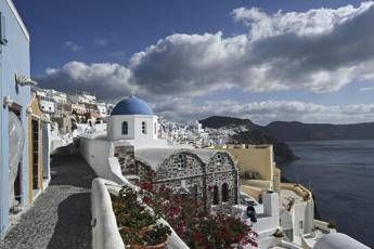Santorini, tour operator italiano: “Resto, non è soap opera, turisti arriveranno”