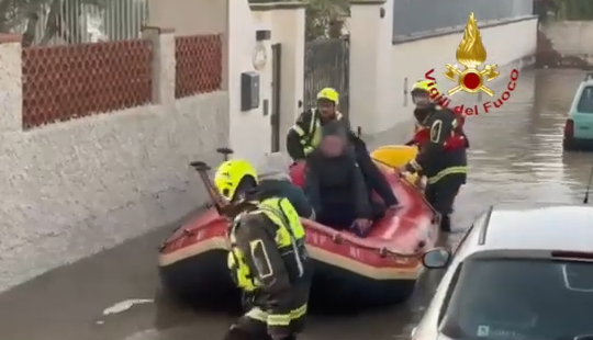 Maltempo nel Messinese, più di 100 interventi dei Vigili del Fuoco: famiglie soccorse con gommone