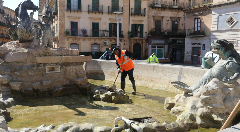 Caltanissetta. Fontana del Tritone, attività di pulizia e manutenzione in corso per analizzare le problematiche dell’impianto