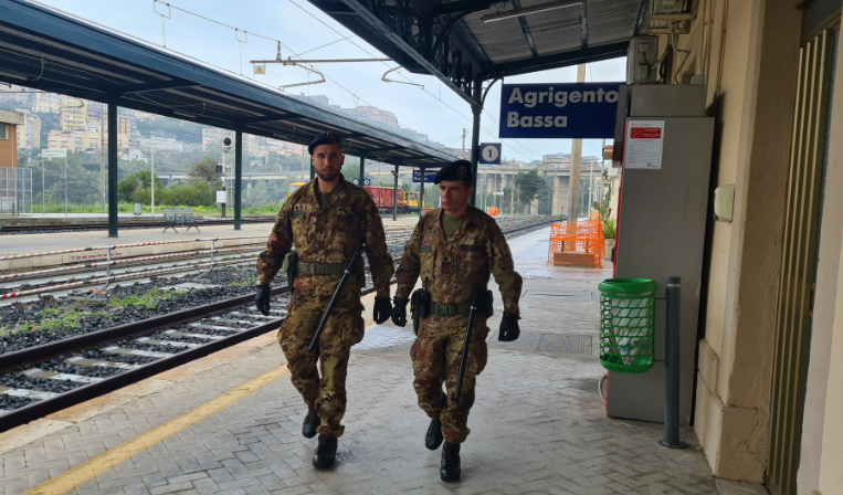 Tenta di strangolarsi con la cintura del proprio soprabito, donna salvata dai militari ad Agrigento
