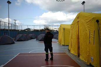 Terremoto in Grecia, nuove scosse vicino a Santorini: scuole chiuse e gente in strada