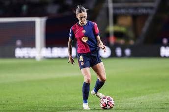 Tocca un’avversaria nelle parti intime: bufera su calciatrice del Barcellona