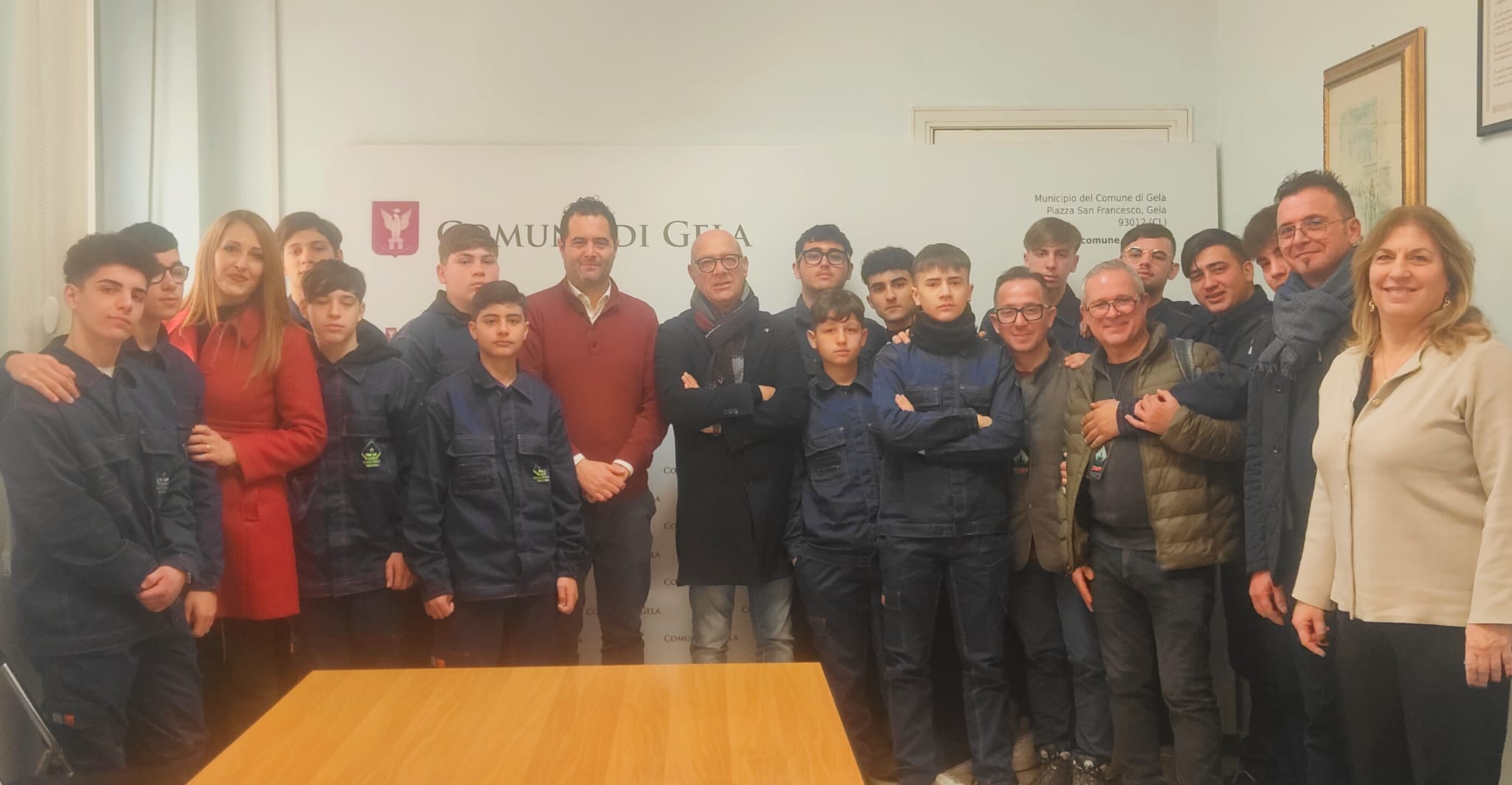 Gli studenti del Cirs donano posacenere da loro realizzati al Comune di Gela