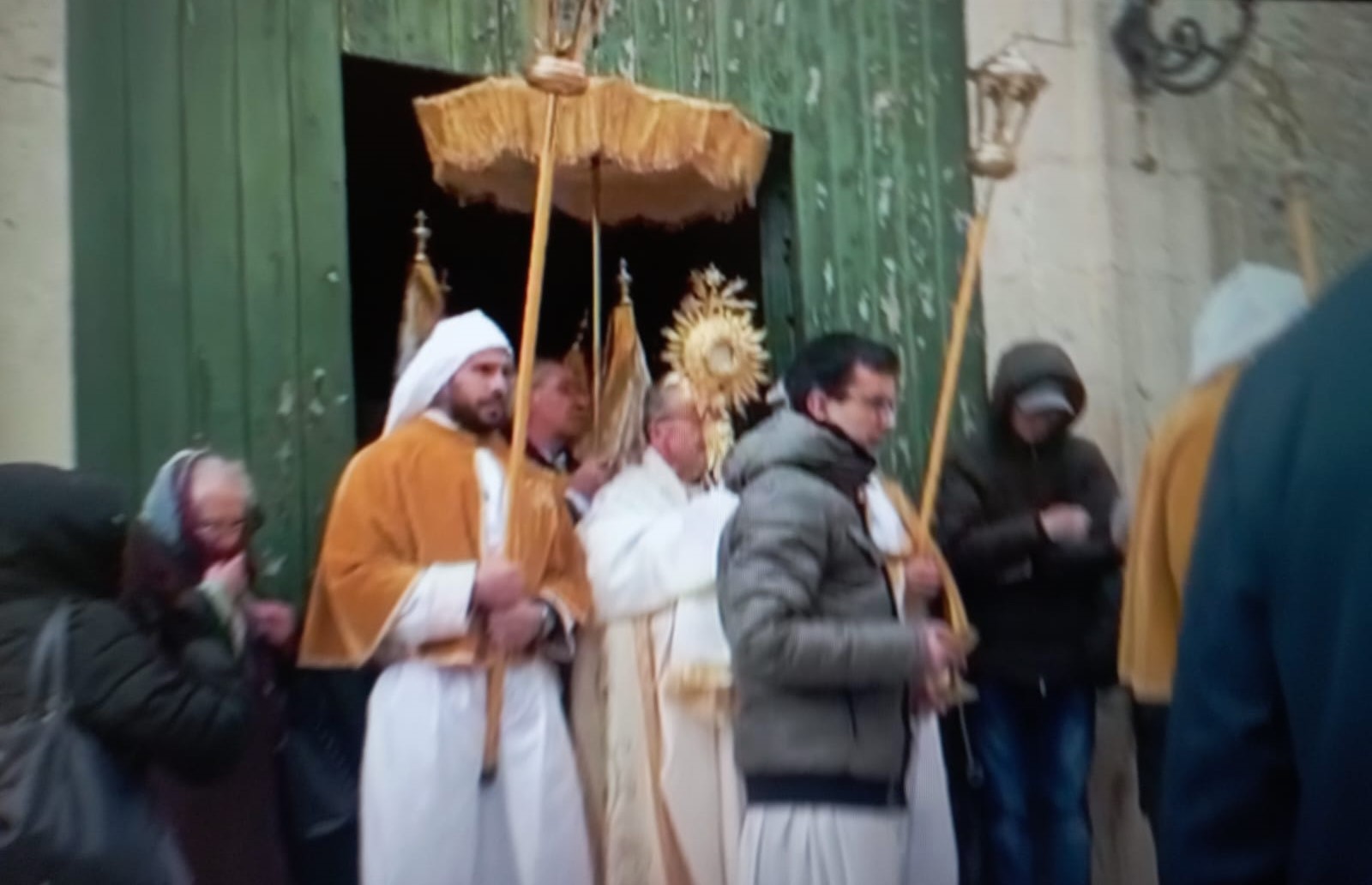 Mussomeli, dal “Carmelo” a “Sant’Enrico” in processione col Santissimo: sole e freddo