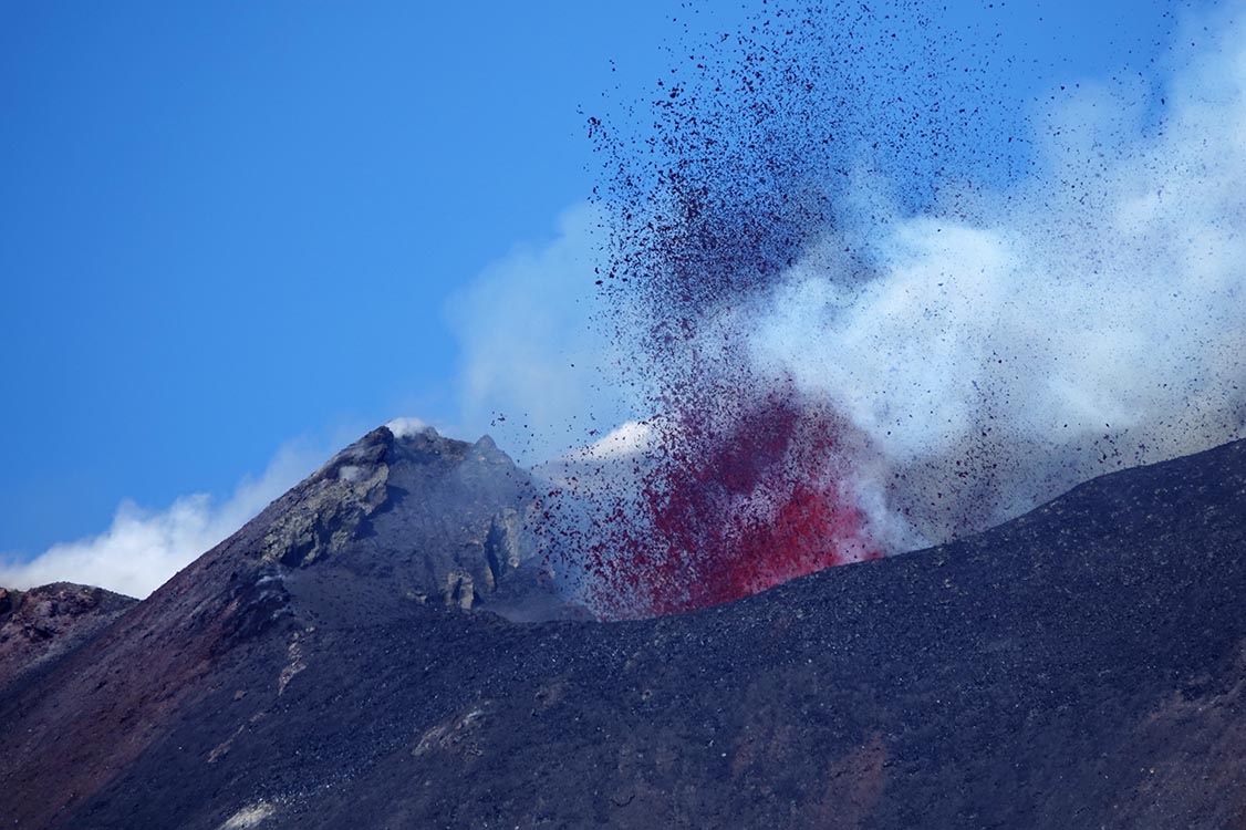 Etna: nuova attività stromboliana dal cratere di Sud-Est, aeroporto Catania operativo