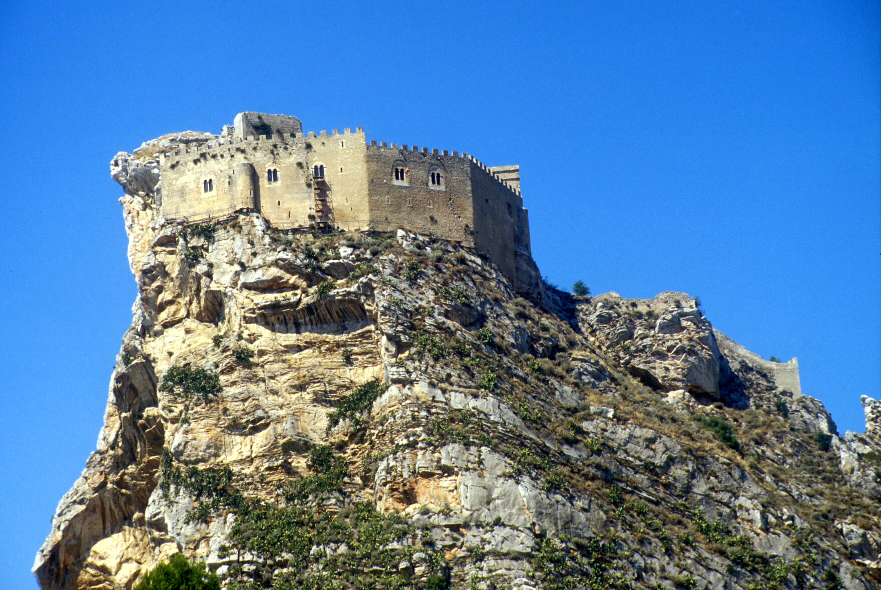 Mussomeli, “Quel consolidamento nel grande costone del nostro castello…” (del prof. Salvatore Vaccaro)