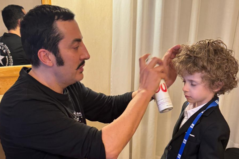 Da Trapani a Sanremo 2025: Nino Grammatico cura il look del piccolo pianista Alessandro Gervasi