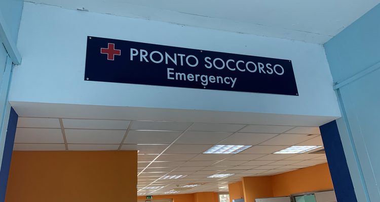 “Pensa alla salute, ma seriamente”: manifesti di protesta nel Messinese contro la condizione della rete sanitaria locale